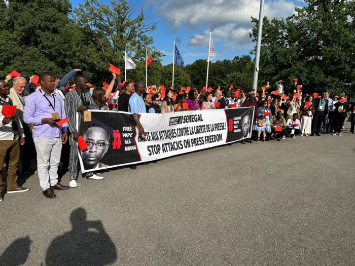 En assemblée à Bruxelles : les dirigeants d’Amnesty International demandent la libération de Pape Alé Niang. En assemblée à Bruxelles : les dirigeants d’Amnesty International demandent la libération de Pape Alé Niang.
