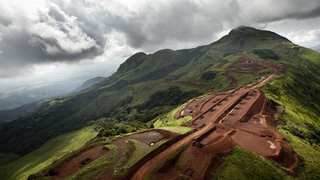 Guinée: accords signés pour la construction d'infrastructures d'un important gisement de fer