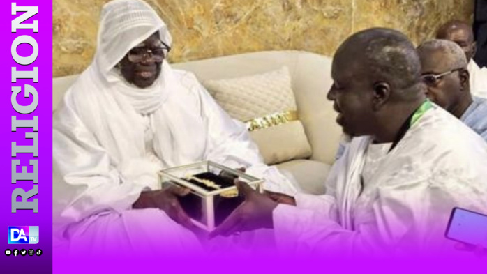 TOUBA / Hizbut - Tarquiyah remet une clef en or parée de diamant et livre « Kër Qacida-Yi » dont le coût est de 03 milliards, en plus d’une aadiya de 400 millions TOUBA / Hizbut - Tarquiyah remet une clef en or parée de diamant et livre « Kër Qacida-Yi » dont le coût est de 03 milliards, en plus d’une aadiya de 400 millions