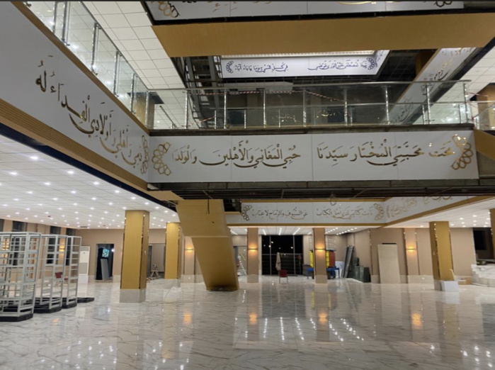 TOUBA / Hizbut - Tarquiyah remet une clef en or parée de diamant et livre « Kër Qacida-Yi » dont le coût est de 03 milliards, en plus d’une aadiya de 400 millions TOUBA / Hizbut - Tarquiyah remet une clef en or parée de diamant et livre « Kër Qacida-Yi » dont le coût est de 03 milliards, en plus d’une aadiya de 400 millions