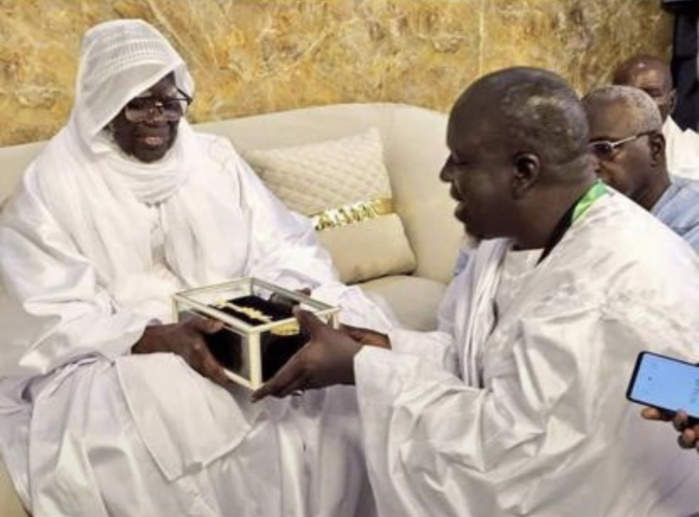 TOUBA / Hizbut - Tarquiyah remet une clef en or parée de diamant et livre « Kër Qacida-Yi » dont le coût est de 03 milliards, en plus d’une aadiya de 400 millions TOUBA / Hizbut - Tarquiyah remet une clef en or parée de diamant et livre « Kër Qacida-Yi » dont le coût est de 03 milliards, en plus d’une aadiya de 400 millions