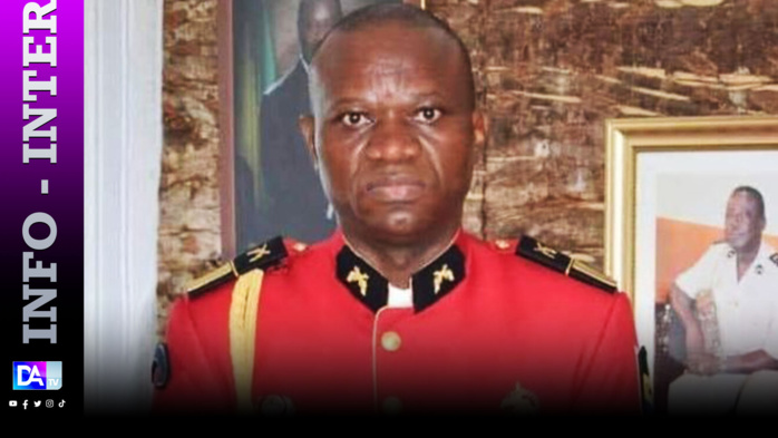 Gabon: les militaires putschistes portent en triomphe le chef de la garde présidentielle (TV d'Etat) Gabon: les militaires putschistes portent en triomphe le chef de la garde présidentielle (TV d'Etat)