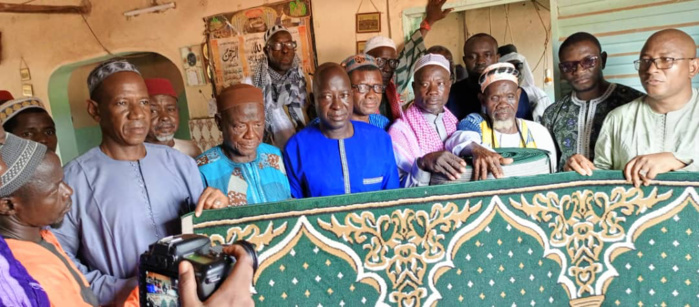 Saraya / Équipement de la grande mosquée de Khossanto : le DG de DDD, Ousmane Sylla, offre 100 m2 de tapis. Saraya / Équipement de la grande mosquée de Khossanto : le DG de DDD, Ousmane Sylla, offre 100 m2 de tapis.