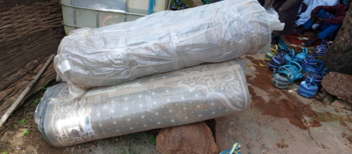 Saraya / Équipement de la grande mosquée de Khossanto : le DG de DDD, Ousmane Sylla, offre 100 m2 de tapis. Saraya / Équipement de la grande mosquée de Khossanto : le DG de DDD, Ousmane Sylla, offre 100 m2 de tapis.