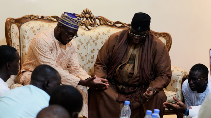 Ziar à Gouy Mbind : Aziz Ndiaye et son frère Baye Ndiaye chaleureusement reçus par Serigne Bassirou Mbacke Khadim Awa Bâ Ziar à Gouy Mbind : Aziz Ndiaye et son frère Baye Ndiaye chaleureusement reçus par Serigne Bassirou Mbacke Khadim Awa Bâ