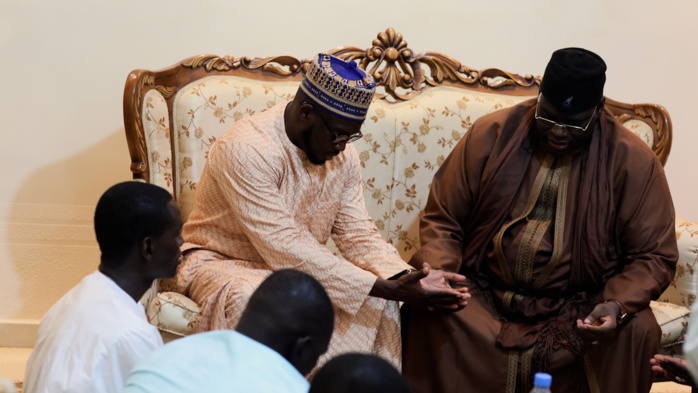 Ziar à Gouy Mbind : Aziz Ndiaye et son frère Baye Ndiaye chaleureusement reçus par Serigne Bassirou Mbacke Khadim Awa Bâ Ziar à Gouy Mbind : Aziz Ndiaye et son frère Baye Ndiaye chaleureusement reçus par Serigne Bassirou Mbacke Khadim Awa Bâ