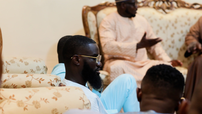 Ziar à Gouy Mbind : Aziz Ndiaye et son frère Baye Ndiaye chaleureusement reçus par Serigne Bassirou Mbacke Khadim Awa Bâ Ziar à Gouy Mbind : Aziz Ndiaye et son frère Baye Ndiaye chaleureusement reçus par Serigne Bassirou Mbacke Khadim Awa Bâ