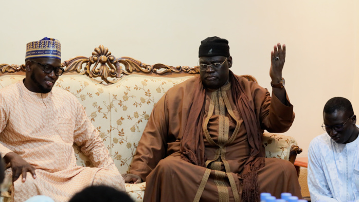 Ziar à Gouy Mbind : Aziz Ndiaye et son frère Baye Ndiaye chaleureusement reçus par Serigne Bassirou Mbacke Khadim Awa Bâ Ziar à Gouy Mbind : Aziz Ndiaye et son frère Baye Ndiaye chaleureusement reçus par Serigne Bassirou Mbacke Khadim Awa Bâ