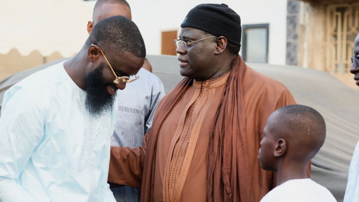 Ziar à Gouy Mbind : Aziz Ndiaye et son frère Baye Ndiaye chaleureusement reçus par Serigne Bassirou Mbacke Khadim Awa Bâ Ziar à Gouy Mbind : Aziz Ndiaye et son frère Baye Ndiaye chaleureusement reçus par Serigne Bassirou Mbacke Khadim Awa Bâ