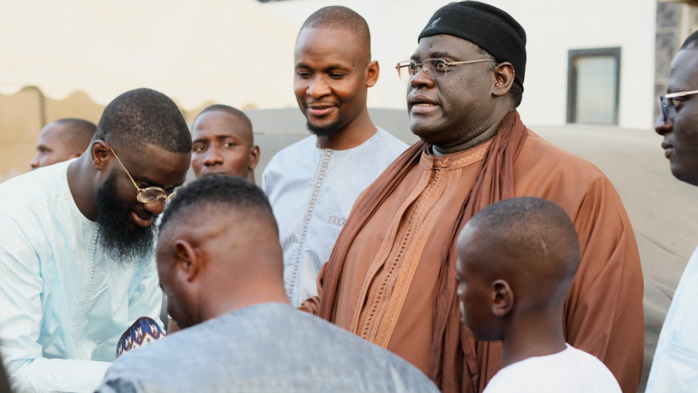 Ziar à Gouy Mbind : Aziz Ndiaye et son frère Baye Ndiaye chaleureusement reçus par Serigne Bassirou Mbacke Khadim Awa Bâ Ziar à Gouy Mbind : Aziz Ndiaye et son frère Baye Ndiaye chaleureusement reçus par Serigne Bassirou Mbacke Khadim Awa Bâ