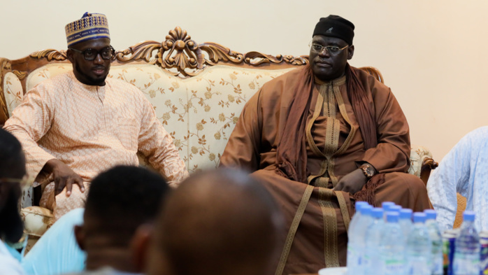 Ziar à Gouy Mbind : Aziz Ndiaye et son frère Baye Ndiaye chaleureusement reçus par Serigne Bassirou Mbacke Khadim Awa Bâ Ziar à Gouy Mbind : Aziz Ndiaye et son frère Baye Ndiaye chaleureusement reçus par Serigne Bassirou Mbacke Khadim Awa Bâ