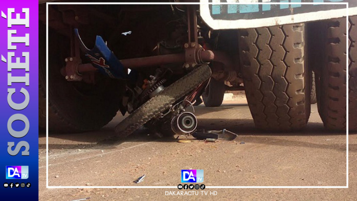 Kahone: Un jeune conducteur de Jakarta tombe de sa moto et se fait écraser par un camion citerne Kahone: Un jeune conducteur de Jakarta tombe de sa moto et se fait écraser par un camion citerne