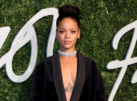 Rihanna rend le tablier de bleusaille et le bob sexy