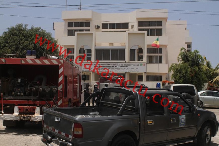Incendie : le bureau du Ministre Omar Youm a pris feu (IMAGES)