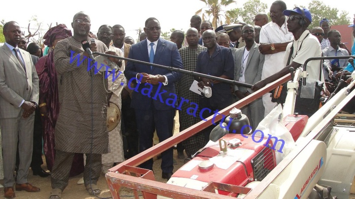 Après le conseil des ministres, le président Macky Sall a réceptionné les tracteurs brésiliens