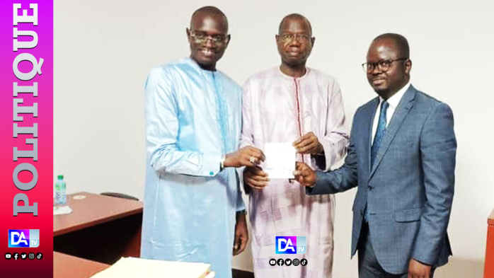 Mbour : Le DAGE du MFB, Abdou Ahad Mbacké Sarr, vient de remettre dix mille (10.000) parrains au coordonnateur National du pôle parrainage, Mr Abdoulaye Diagne.