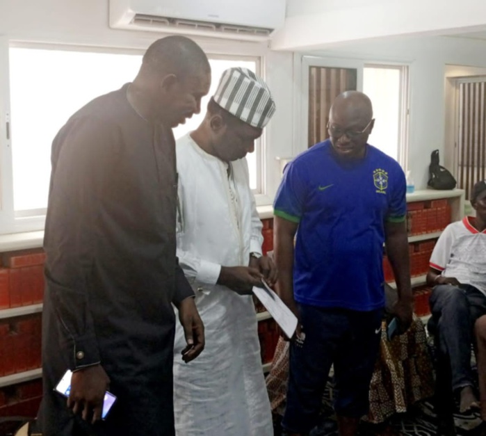 5e journée ligue 1 / Parrain du match Diamono Fatick vs Linguère : Le docteur Cheikh Kanté reçoit sa "Carte Gold" du Diamono Fatick 5e journée ligue 1 / Parrain du match Diamono Fatick vs Linguère : Le docteur Cheikh Kanté reçoit sa "Carte Gold" du Diamono Fatick