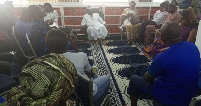 5e journée ligue 1 / Parrain du match Diamono Fatick vs Linguère : Le docteur Cheikh Kanté reçoit sa "Carte Gold" du Diamono Fatick 5e journée ligue 1 / Parrain du match Diamono Fatick vs Linguère : Le docteur Cheikh Kanté reçoit sa "Carte Gold" du Diamono Fatick