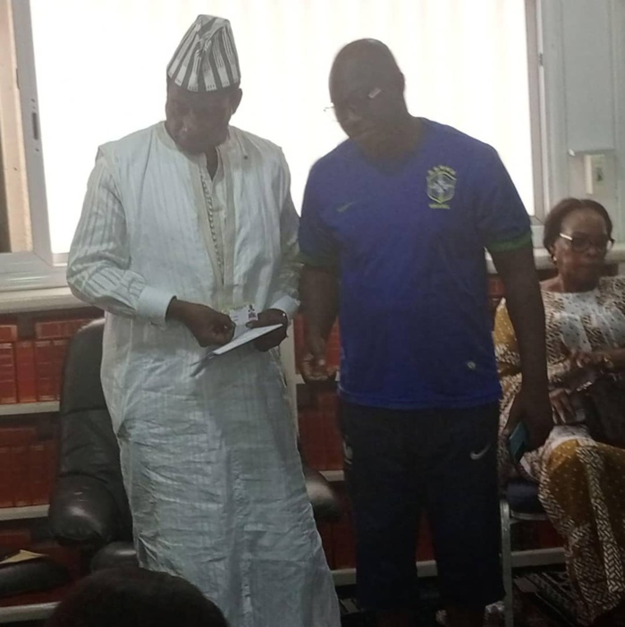 5e journée ligue 1 / Parrain du match Diamono Fatick vs Linguère : Le docteur Cheikh Kanté reçoit sa "Carte Gold" du Diamono Fatick 5e journée ligue 1 / Parrain du match Diamono Fatick vs Linguère : Le docteur Cheikh Kanté reçoit sa "Carte Gold" du Diamono Fatick