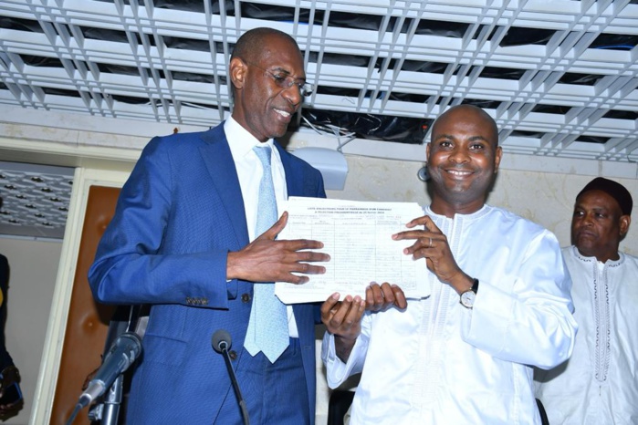 Dialambéré  : Mamadou Salif Sow, maire et président du parti ensemble pour le Sénégal / BBY, remet 31 400 parrains ...