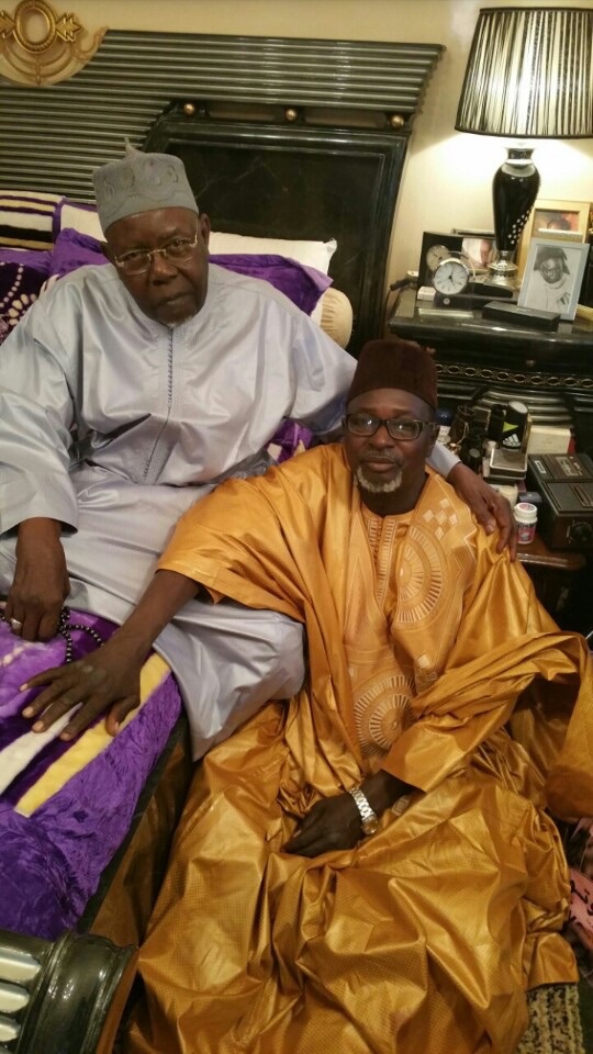 Le promoteur Aziz Ndiaye en compagnie de son père et son frère Baye Ndiaye chez Serigne Abdou Aziz Sy Al Amine