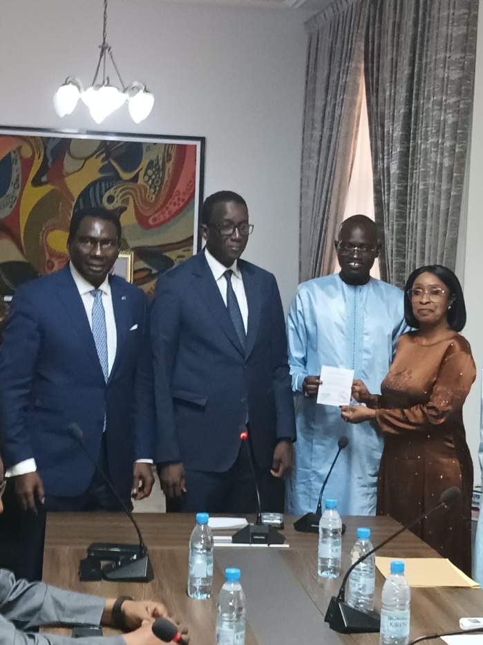 Parrainage : Awa Ndiaye, présidente du mouvement AWA (And Wakh ak Askanwi ) apporte son lot de signatures Parrainage : Awa Ndiaye, présidente du mouvement AWA (And Wakh ak Askanwi ) apporte son lot de signatures