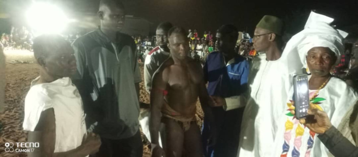 9e édition Pencüm Niani / Gala de lutte : Moon Endose remporte le drapeau Elh Bouna Sémou Niang ! 9e édition Pencüm Niani / Gala de lutte : Moon Endose remporte le drapeau Elh Bouna Sémou Niang !