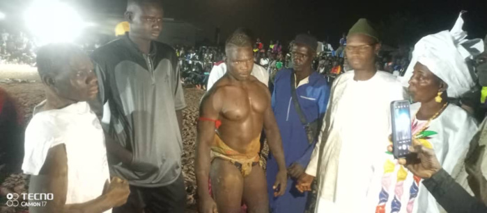 9e édition Pencüm Niani / Gala de lutte : Moon Endose remporte le drapeau Elh Bouna Sémou Niang ! 9e édition Pencüm Niani / Gala de lutte : Moon Endose remporte le drapeau Elh Bouna Sémou Niang !