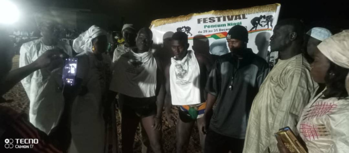 9e édition Pencüm Niani / Gala de lutte : Moon Endose remporte le drapeau Elh Bouna Sémou Niang ! 9e édition Pencüm Niani / Gala de lutte : Moon Endose remporte le drapeau Elh Bouna Sémou Niang !