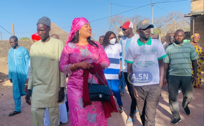 Missirah Wadène: Fanta Sall offre 3 mini-forages aux populations de Taïba Thialène et décroche leur " Oui" en faveur de Amadou Bâ Missirah Wadène: Fanta Sall offre 3 mini-forages aux populations de Taïba Thialène et décroche leur " Oui" en faveur de Amadou Bâ