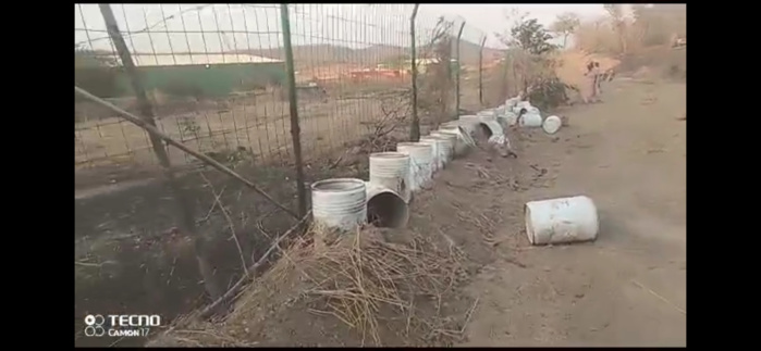 Khossanto : le lac artificiel et les fûts à ciel ouvert de la SORED MINES, décime le bétail des populations! Khossanto : le lac artificiel et les fûts à ciel ouvert de la SORED MINES, décime le bétail des populations!