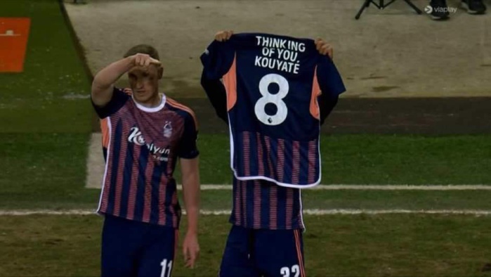 FA CUP : Nottingham Forest rend hommage à Cheikhou Kouyaté endeuillé