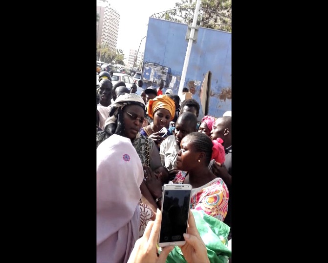 VIDEO : Marième Sall en promenade dans les rues de Dakar