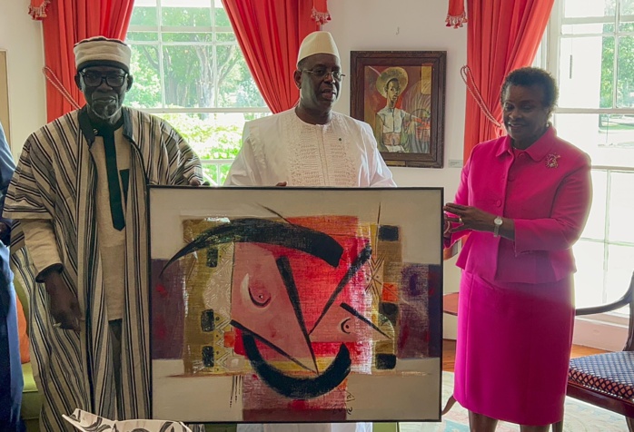 Visite historique du Président Macky Sall à la Barbade: Invité spécial du chef de l'État, le grand artiste Zulu Mbaye offre un tableau à la Présidente de la Barbade Visite historique du Président Macky Sall à la Barbade: Invité spécial du chef de l'État, le grand artiste Zulu Mbaye offre un tableau à la Présidente de la Barbade