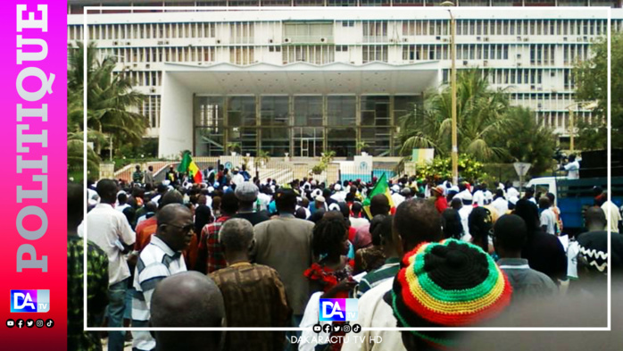 Crise au Sénégal: les gendarmes dispersent avec des lacrymogènes un rassemblement devant l'Assemblée