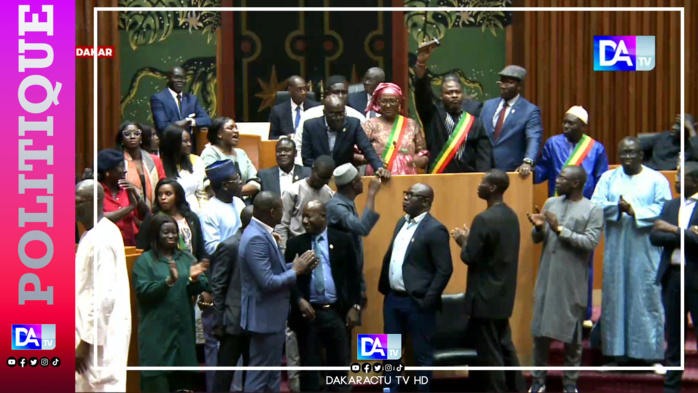 Crise au Sénégal: l'opposition crie au "coup d'Etat constitutionnel" mais accuse le coup Crise au Sénégal: l'opposition crie au "coup d'Etat constitutionnel" mais accuse le coup