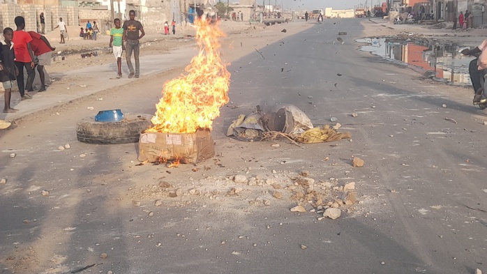 Kaolack: Des pneus brûlés...Plusieurs artères momentanément bloquées par de jeunes manifestants Kaolack: Des pneus brûlés...Plusieurs artères momentanément bloquées par de jeunes manifestants