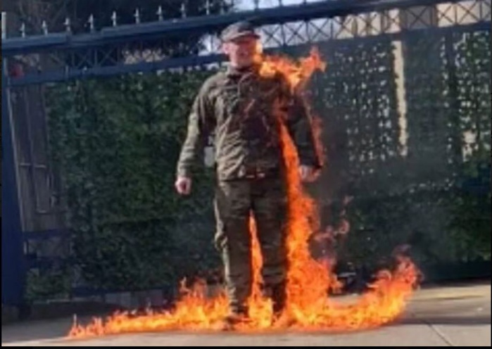 Un acte de protestation extrême : le soldat Aaron Bushnell s'immole devant l'ambassade d'Israël à Washington Un acte de protestation extrême : le soldat Aaron Bushnell s'immole devant l'ambassade d'Israël à Washington