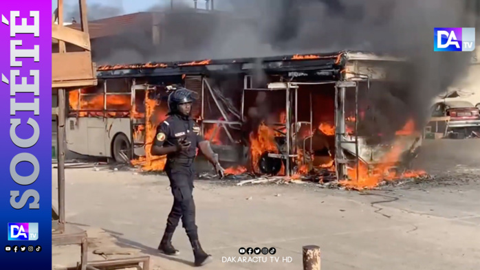 Un bus DDD incendié par des jeunes à Pikine : La société nationale suspend provisoirement sa ligne dans la banlieue Un bus DDD incendié par des jeunes à Pikine : La société nationale suspend provisoirement sa ligne dans la banlieue