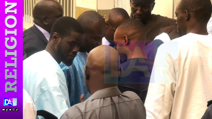 TOUBA- Les premières images du Chef de l’Etat dans la cité … Le fils de Ndiaganiao dans la résidence du Khalife, pieds nus … TOUBA- Les premières images du Chef de l’Etat dans la cité … Le fils de Ndiaganiao dans la résidence du Khalife, pieds nus …