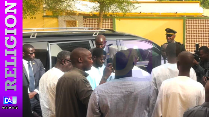 TOUBA- Les premières images du Chef de l’Etat dans la cité … Le fils de Ndiaganiao dans la résidence du Khalife, pieds nus … TOUBA- Les premières images du Chef de l’Etat dans la cité … Le fils de Ndiaganiao dans la résidence du Khalife, pieds nus …