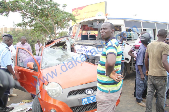 Accident sur l'autoroute : Un minibus "Tata" heurte un véhicule, fait un mort et plusieurs blessés graves Accident sur l'autoroute : Un minibus "Tata" heurte un véhicule, fait un mort et plusieurs blessés graves