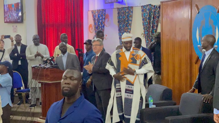 Sonko et sa tenue devant Mélenchon : La symbolique autour du « Nianthio » Sonko et sa tenue devant Mélenchon : La symbolique autour du « Nianthio »