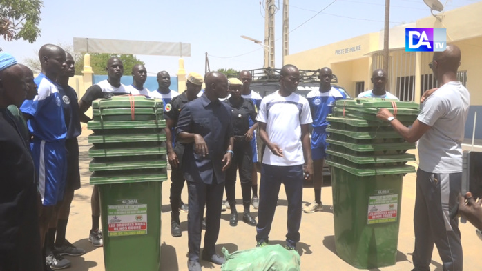 Kaolack / Images : Fallou Kébé offre un lot de 50 bacs à ordures à l’école de police Kaolack / Images : Fallou Kébé offre un lot de 50 bacs à ordures à l’école de police