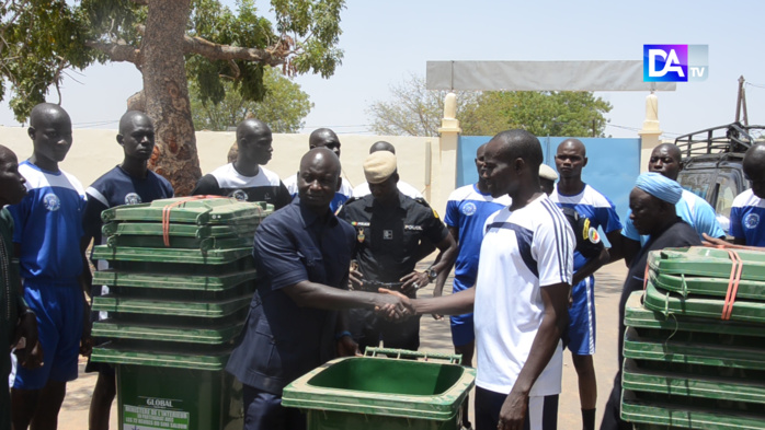 Kaolack / Images : Fallou Kébé offre un lot de 50 bacs à ordures à l’école de police 