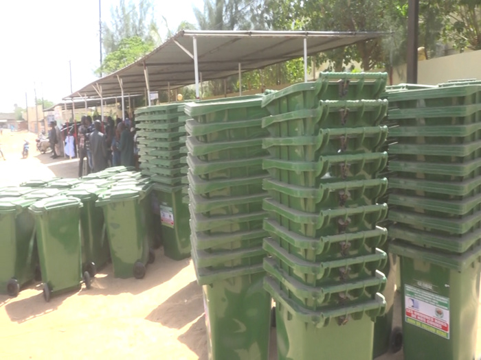 Kaolack / Images : Fallou Kébé offre un lot de 50 bacs à ordures à l’école de police Kaolack / Images : Fallou Kébé offre un lot de 50 bacs à ordures à l’école de police