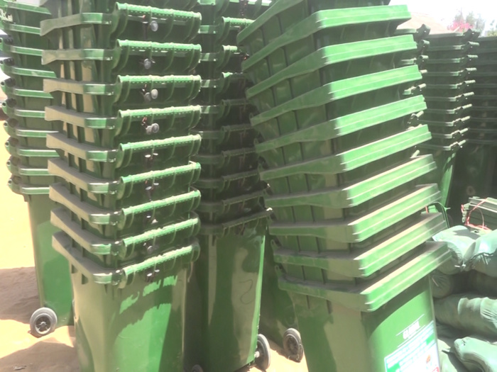 Kaolack / Images : Fallou Kébé offre un lot de 50 bacs à ordures à l’école de police Kaolack / Images : Fallou Kébé offre un lot de 50 bacs à ordures à l’école de police