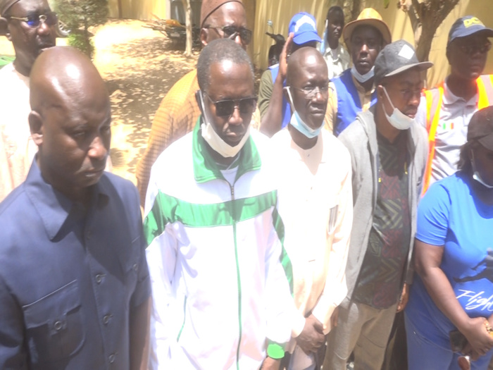 Kaolack / Images : Fallou Kébé offre un lot de 50 bacs à ordures à l’école de police Kaolack / Images : Fallou Kébé offre un lot de 50 bacs à ordures à l’école de police