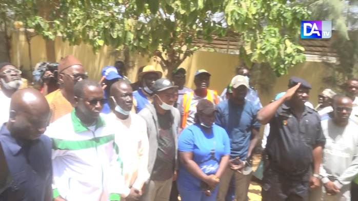 Kaolack / Images : Fallou Kébé offre un lot de 50 bacs à ordures à l’école de police Kaolack / Images : Fallou Kébé offre un lot de 50 bacs à ordures à l’école de police