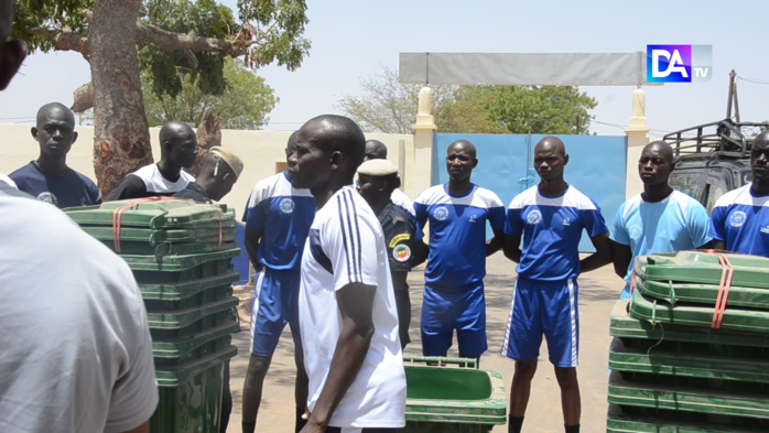 Kaolack / Images : Fallou Kébé offre un lot de 50 bacs à ordures à l’école de police Kaolack / Images : Fallou Kébé offre un lot de 50 bacs à ordures à l’école de police